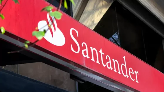 Banco Santander dona bancos que han sido fabricados con tarjetas recicladas