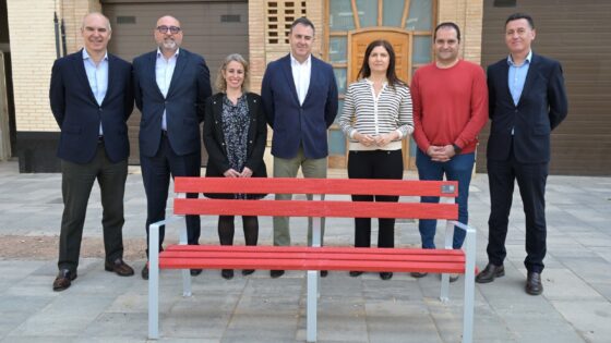 Paiporta, Aldaia y Catarroja reciben bancos fabricados con tarjetas recicladas donados por el Banco Santander