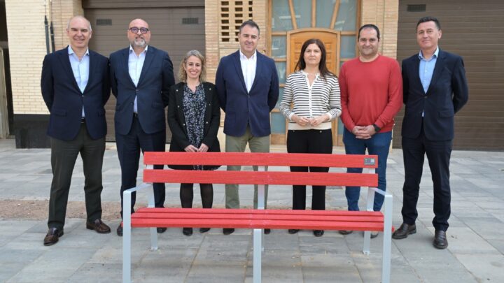 Paiporta, Aldaia y Catarroja reciben bancos fabricados con tarjetas recicladas donados por el Banco Santander