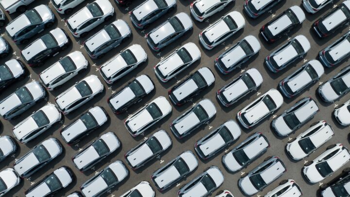 La UE da a los fabricantes de coches hasta 2027 para cumplir su objetivo de reducción de CO2