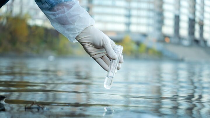 Prevención para reducir la contaminación del agua y disponer de mejor preparación ante desastres hídricos
