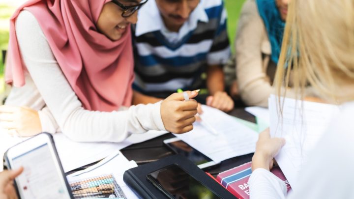 Mango y ACNUR se alían para impulsar la educación universitaria de mujeres refugiadas con 96 becas hasta 2027