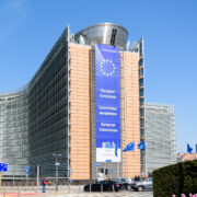 Bruselas expedienta a España por incumplir las nuevas normas contra el 'ecopostureo'