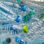 Reglas para calcular el contenido reciclado en botellas de plástico de un solo uso