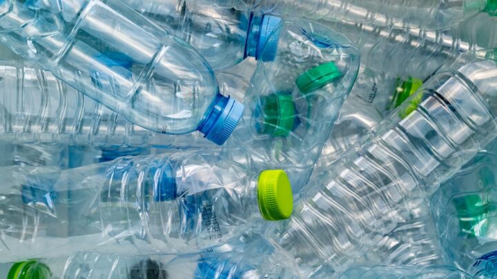 Reglas para calcular el contenido reciclado en botellas de plástico de un solo uso