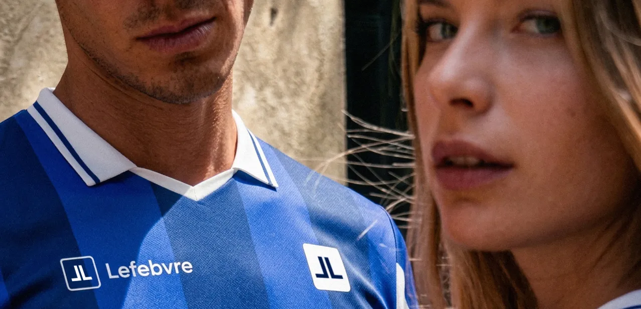 Primer plano de dos jóvenes con la camiseta azul de Lefebvre
