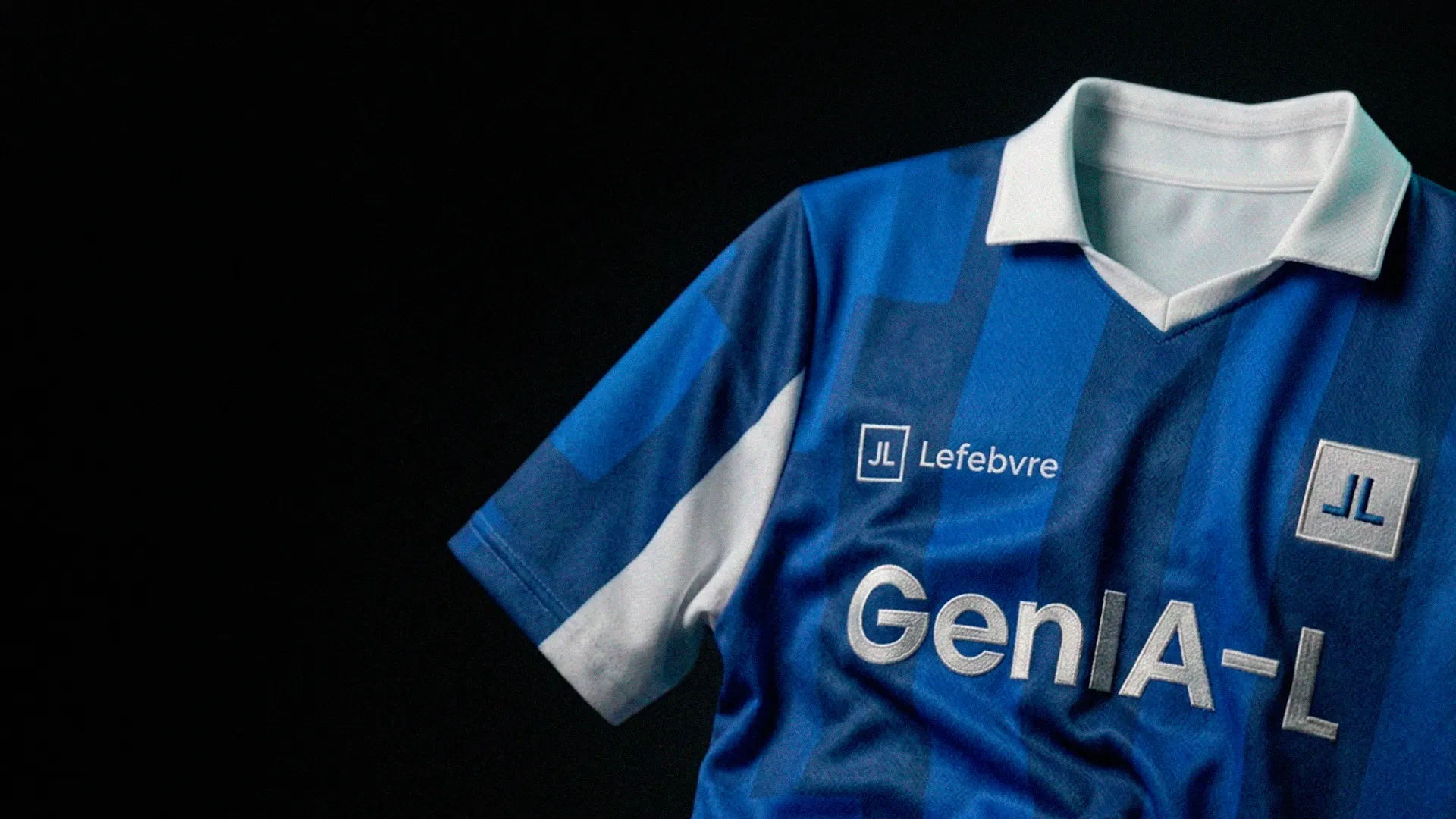 Primer plano de la camiseta azul de La Nuestra con el bordado GenIA-L