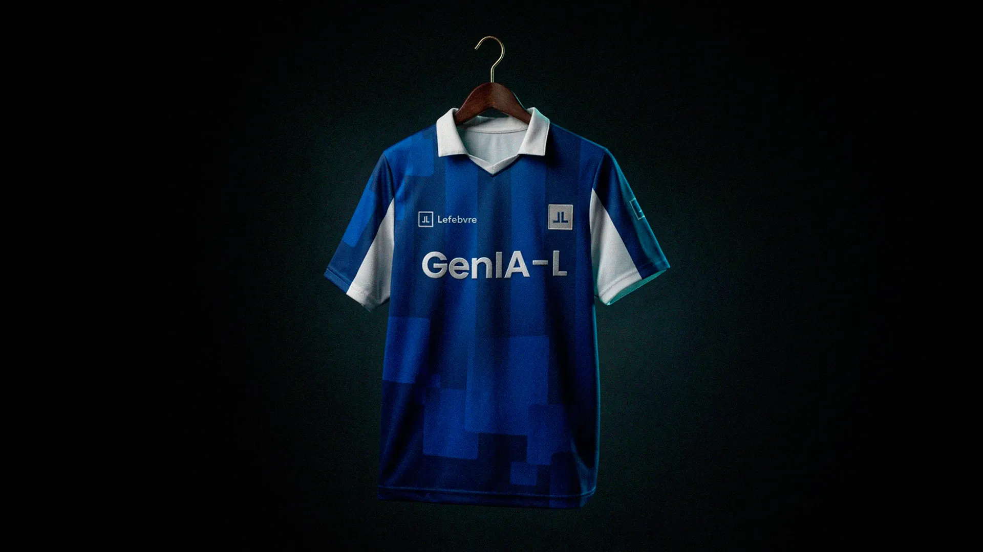 Camiseta azul y blanca La Nuestra con el logotipo de GenIA-L, colgada de una percha