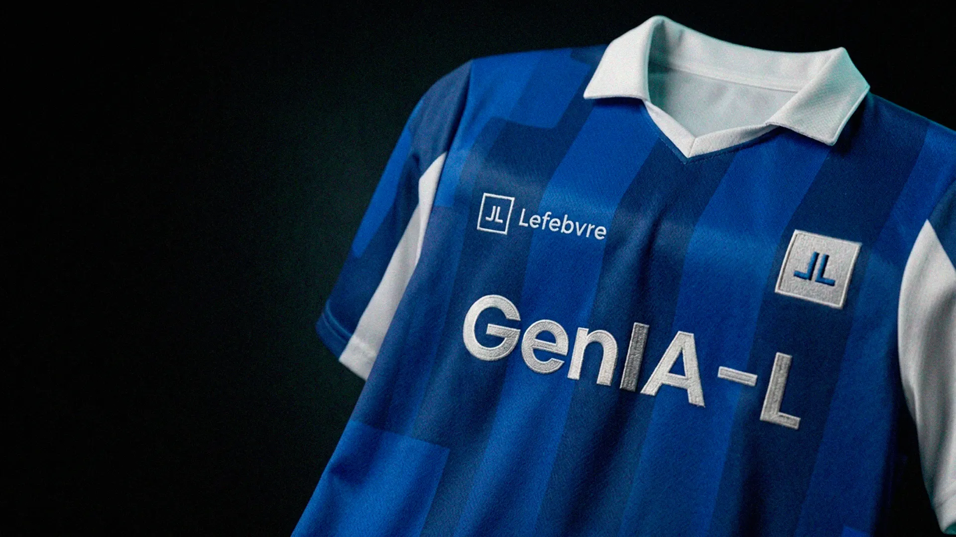 Primer plano de la camiseta azul de La Nuestra con el logotipo de Lefebvre y GenIA-L
